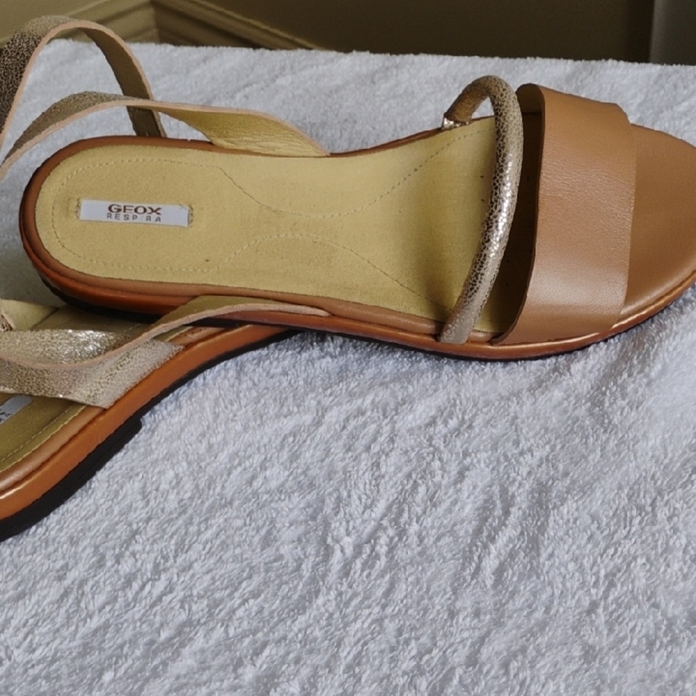 Geox Women's Tan and Gold Sandals